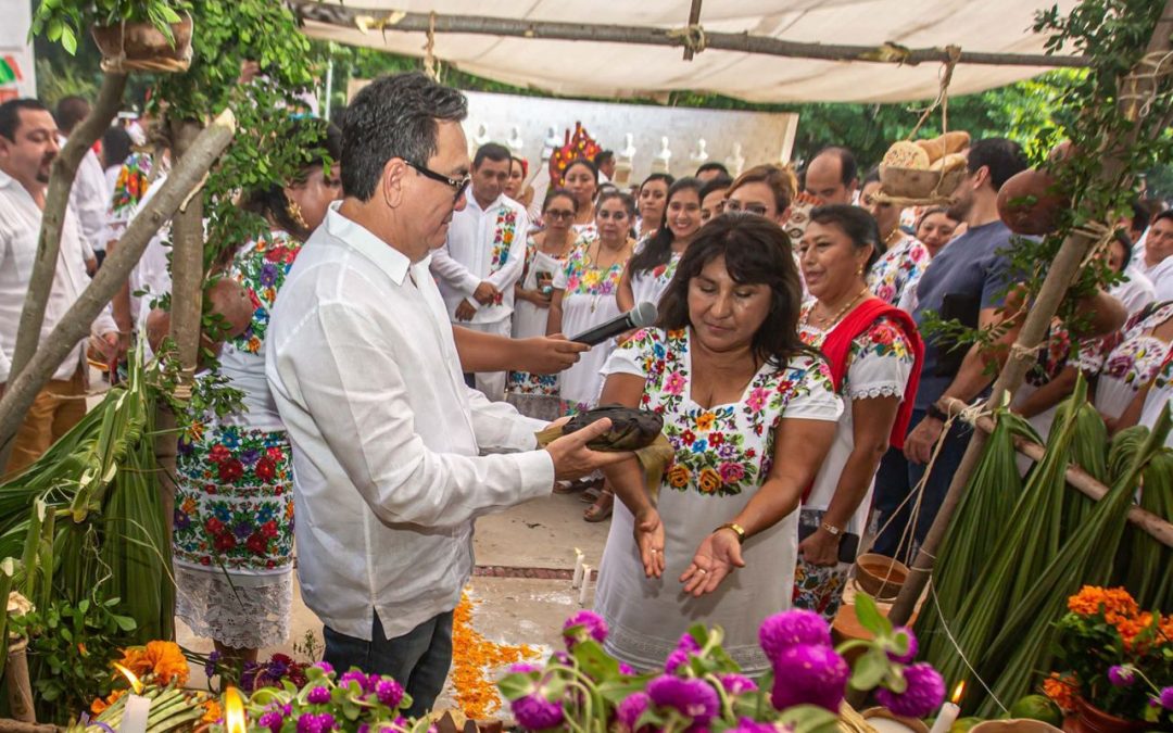 Instalan altares de Janal Pixan en memoria de personajes culturales y educativos de Yucatán.