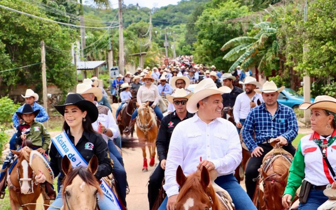Renán Barrera participa en una cabalgata con causa en Tekax.
