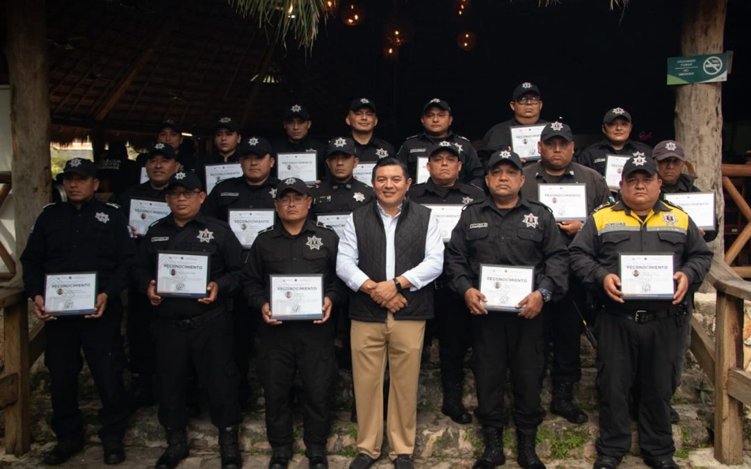 El presidente municipal hizo entrega de reconocimientos a policías con 15 y 20 años de servicio en la corporación.