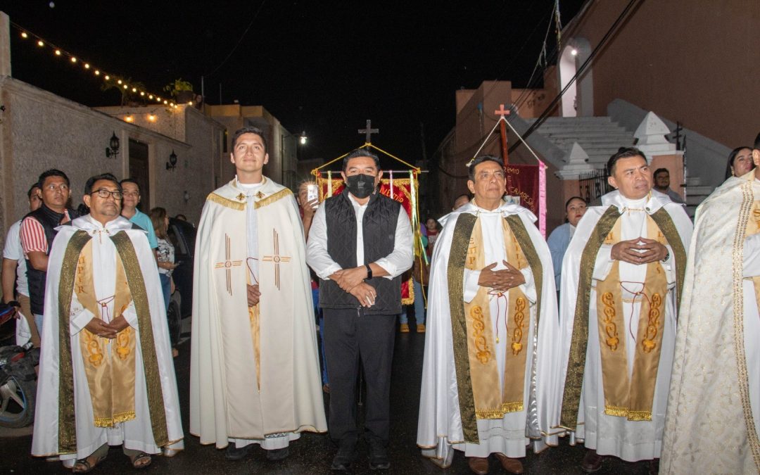 Cientos de feligreses participan en el acto solemne, en el que estuvo como invitado el presidente municipal Alfredo Fernández.