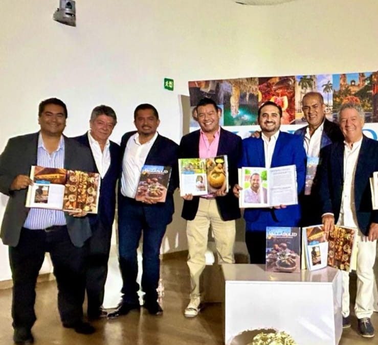 Homero Novelo Burgos acude a la presentación del libro «Valladolid, Capital Gastronómica de Yucatán
