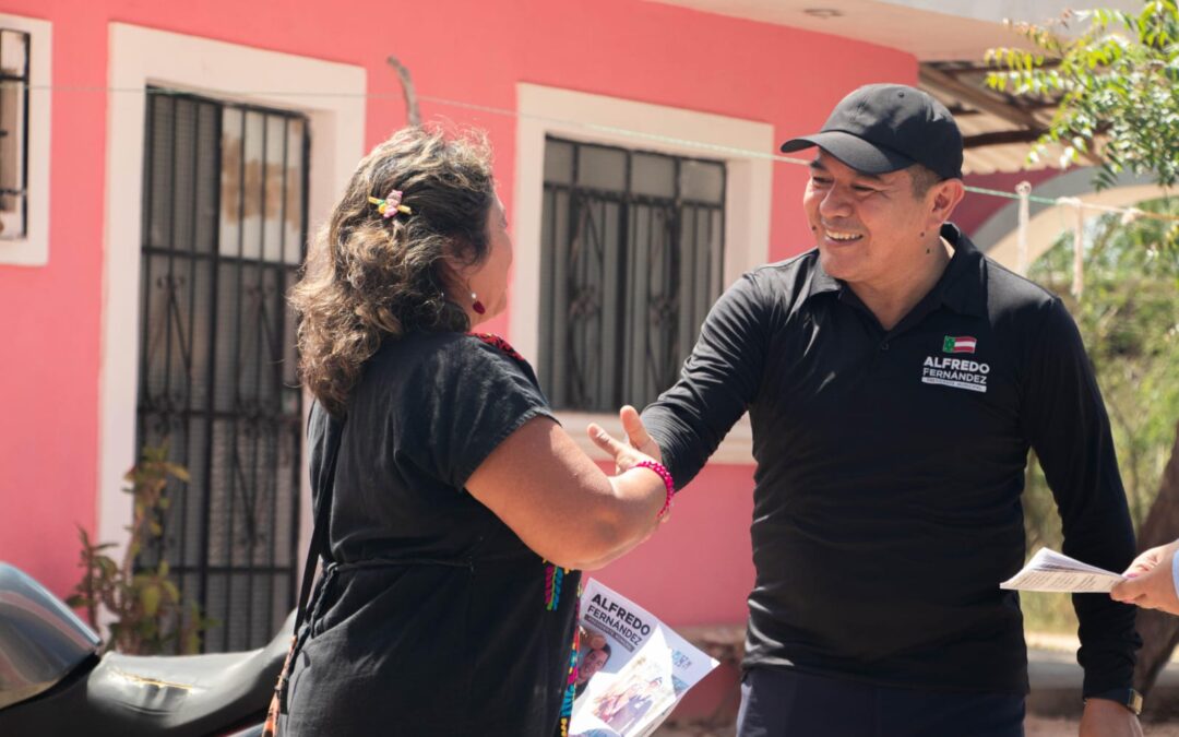 Alfredo Fernández, con la frente en alto y mirando a los ojos de la gente inicia sus caminatas por barrios y colonias.
