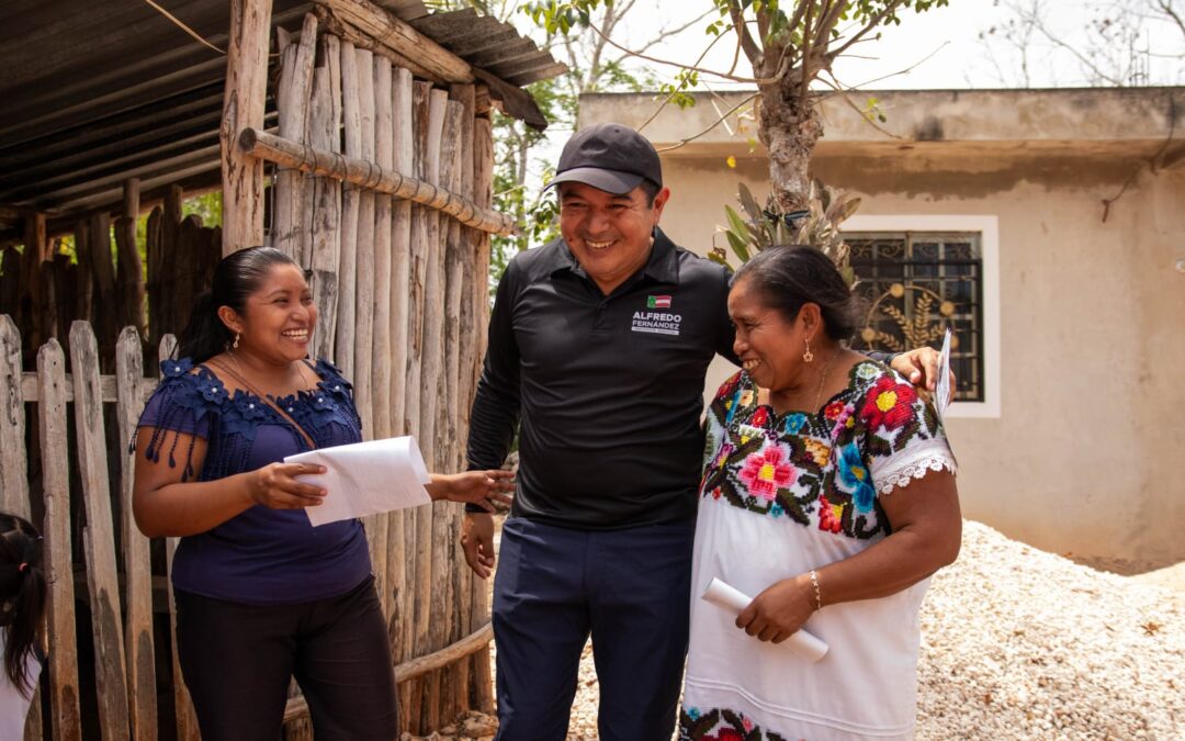 Al candidato a la alcaldía de Valladolid por Nueva Alianza, PAN y PRI le aseguran que votarán por él, porque es el único que escuchó y atendió necesidades de años, que nadie más se digno a resolver.