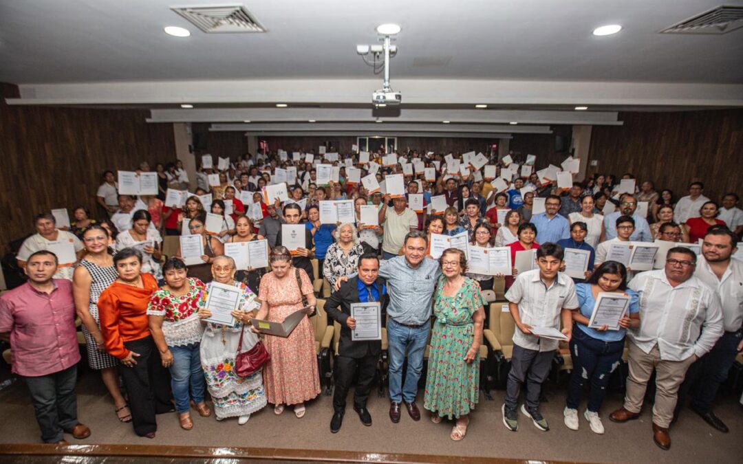 Reciben jóvenes y adultos oportunidades de superación educativa.